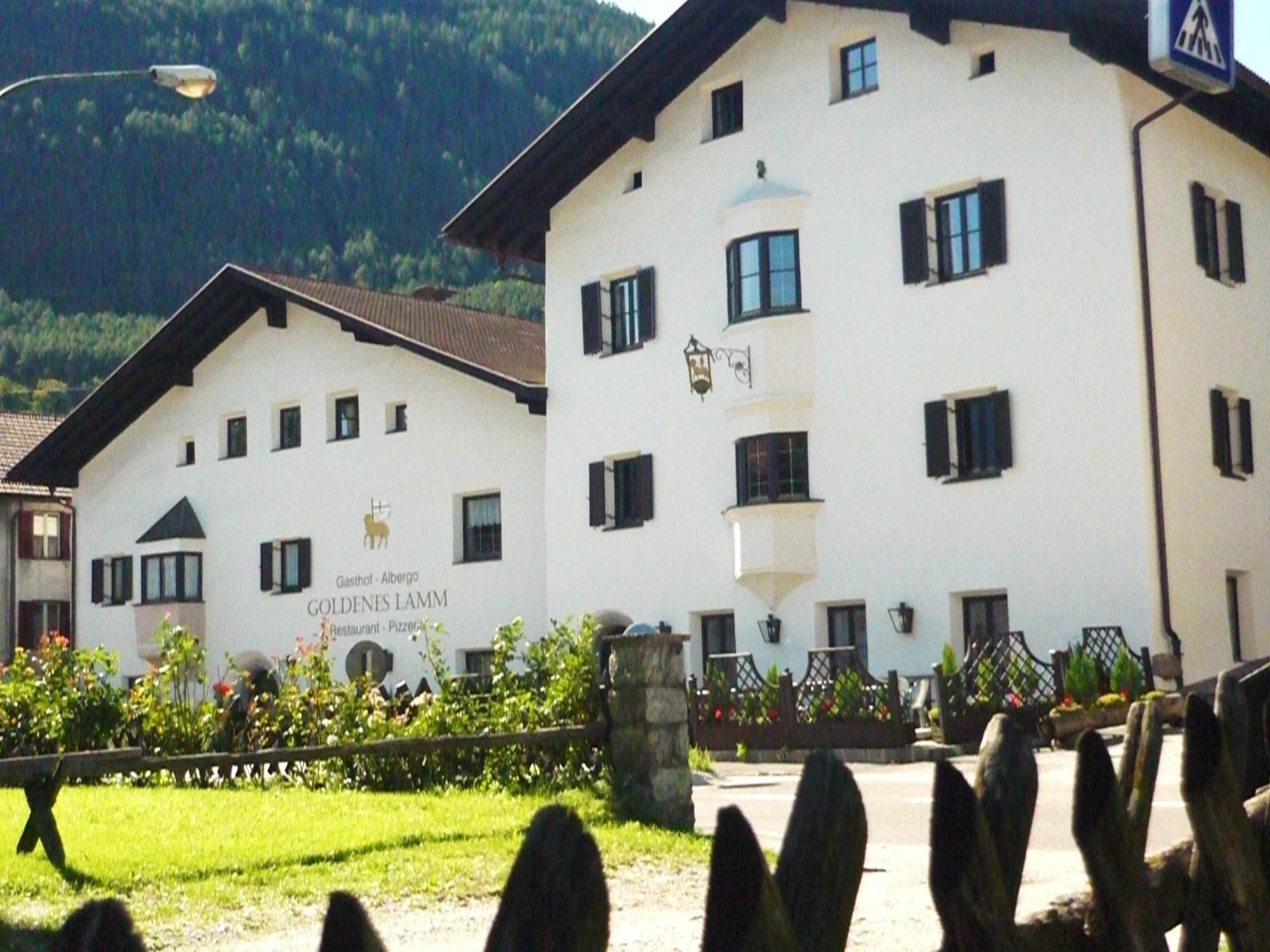 Vahrn Gasthof Goldenes Lamm מראה חיצוני תמונה