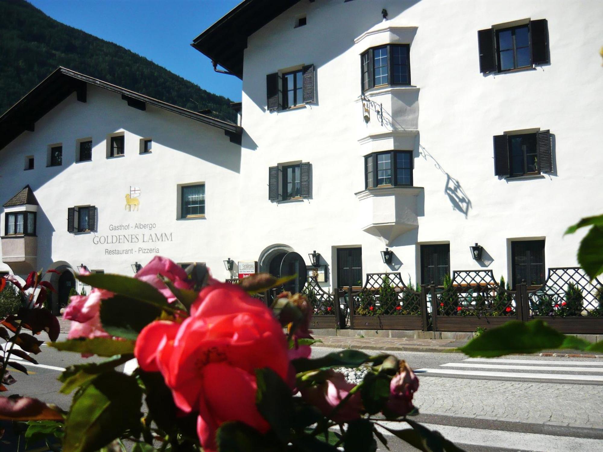 Vahrn Gasthof Goldenes Lamm מראה חיצוני תמונה